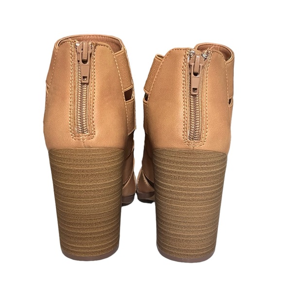 Francesca’s Report Blanche Peep Toe Sandals - Picture 5 of 10